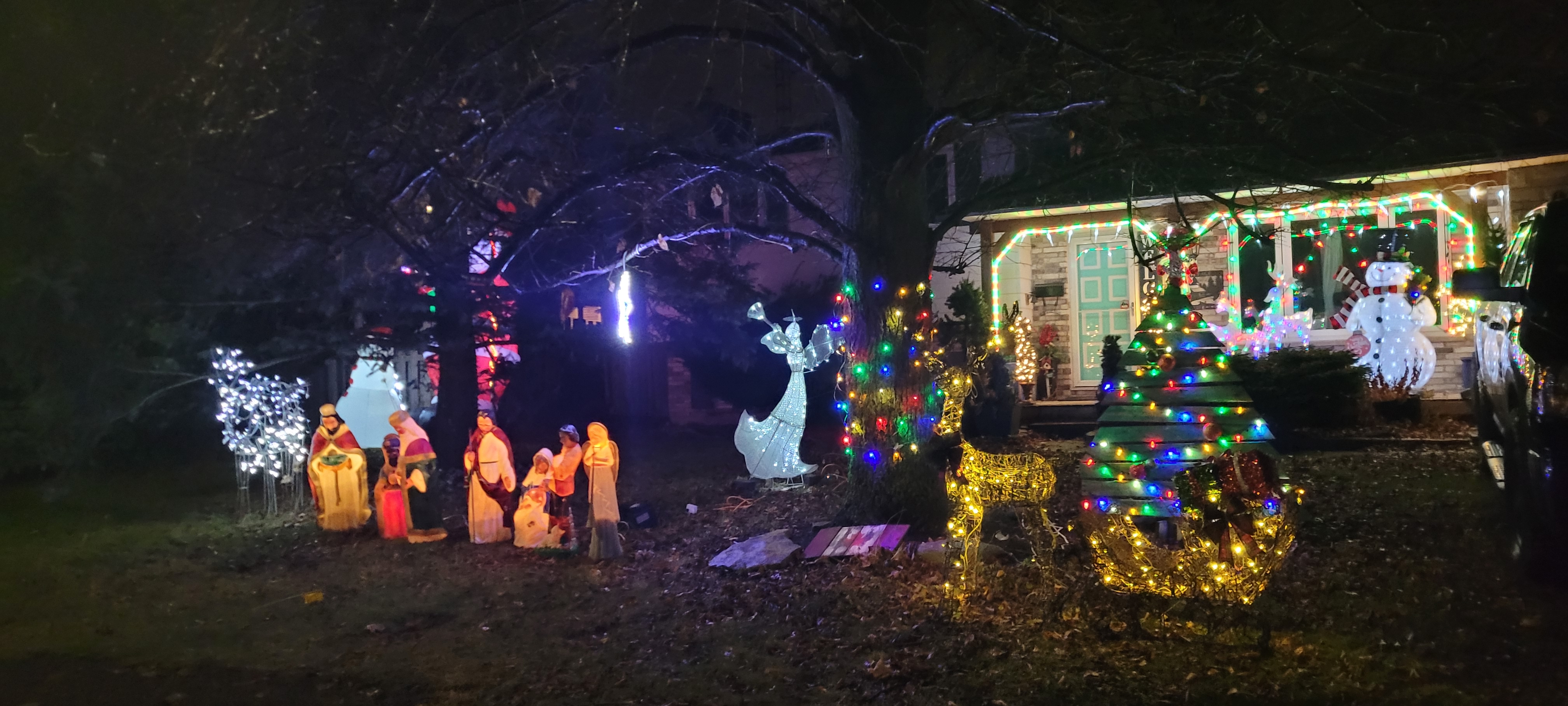 House decorated for the holidays